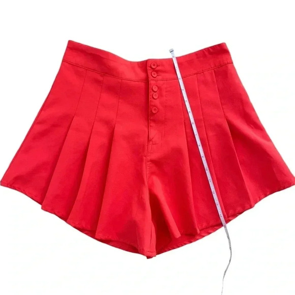 Red/Orange Flowy Butterfly Pleated Shorts. Size medium - Picture 3 of 10